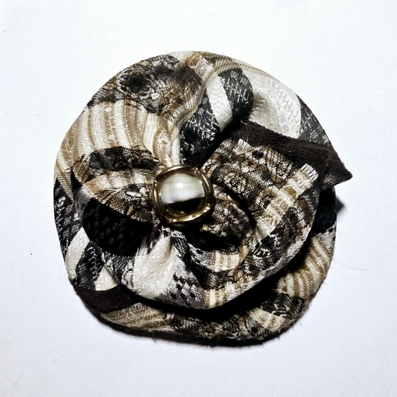 Upcycle tie scarf camellia cream and brown with middle bead unisex brooch - Picture 5 of 7